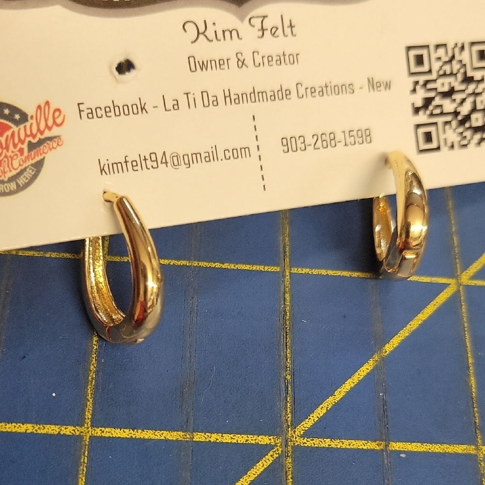 Gold Tone Oval Hoop 0.75" Earrings